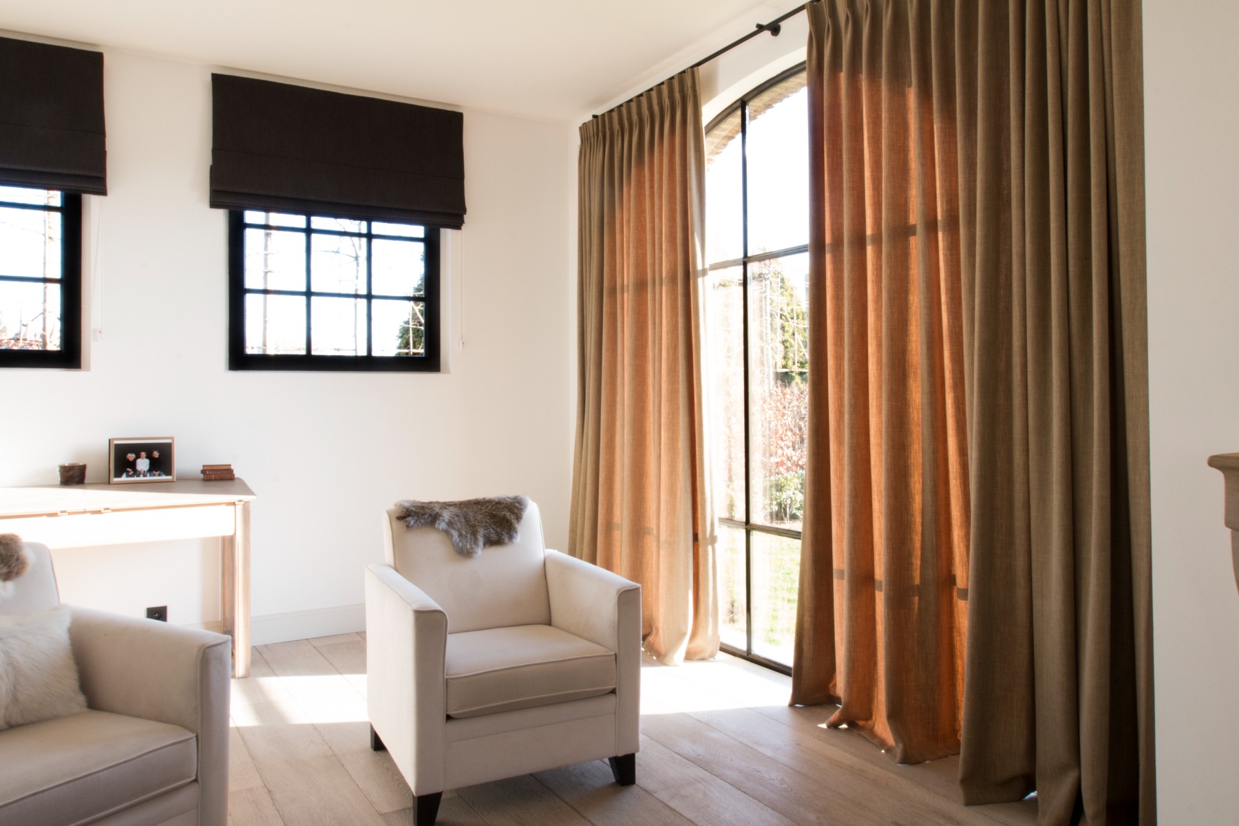 Diaz overgordijnen lichtbruine overgordijnen landelijke living met 2 witte zeteltjes en donkere vouwgordijnen